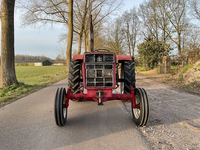 International 453 oldtimer tractor - afbeelding 9 van  15