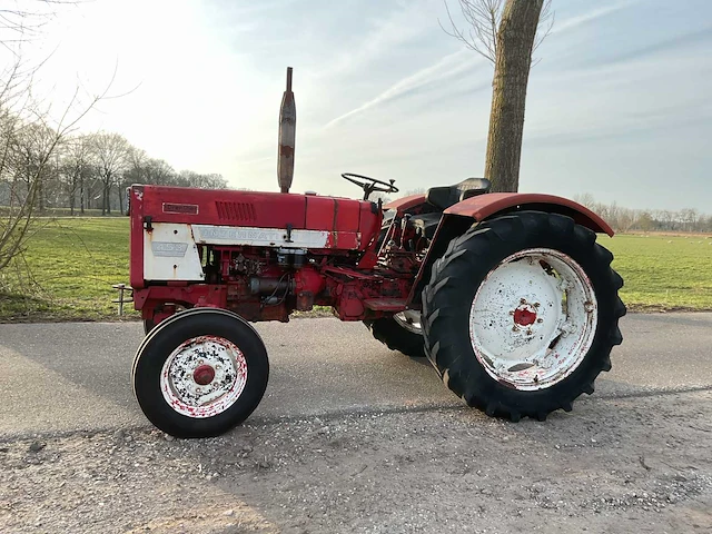 International 453 oldtimer tractor - afbeelding 10 van  15