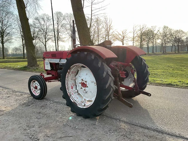 International 453 oldtimer tractor - afbeelding 11 van  15