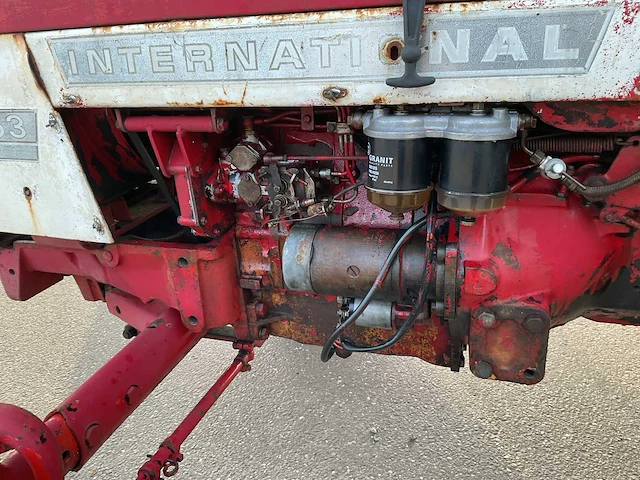 International 453 oldtimer tractor - afbeelding 15 van  15
