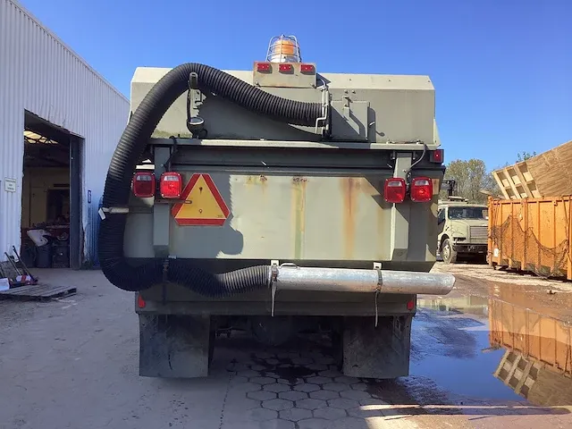 International 4600 veegmachine - afbeelding 13 van  15