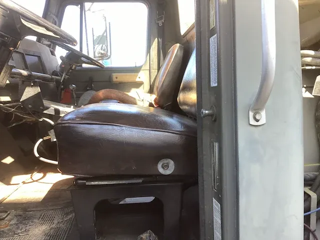 International 4600 veegmachine - afbeelding 9 van  15