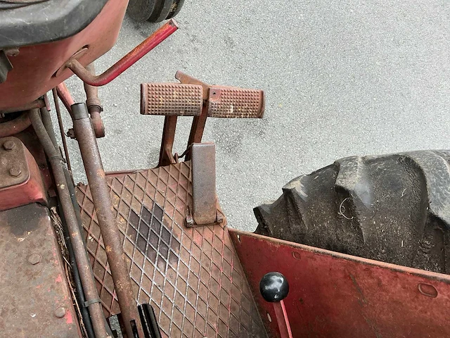 International 633 tweewielaangedreven landbouwtractor - afbeelding 9 van  19