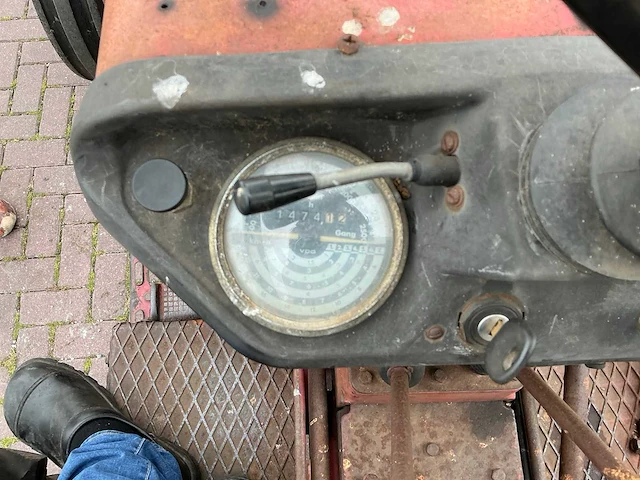 International 633 tweewielaangedreven landbouwtractor - afbeelding 10 van  19