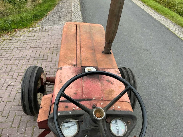 International 633 tweewielaangedreven landbouwtractor - afbeelding 11 van  19