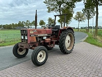 International 633 tweewielaangedreven landbouwtractor - afbeelding 1 van  19