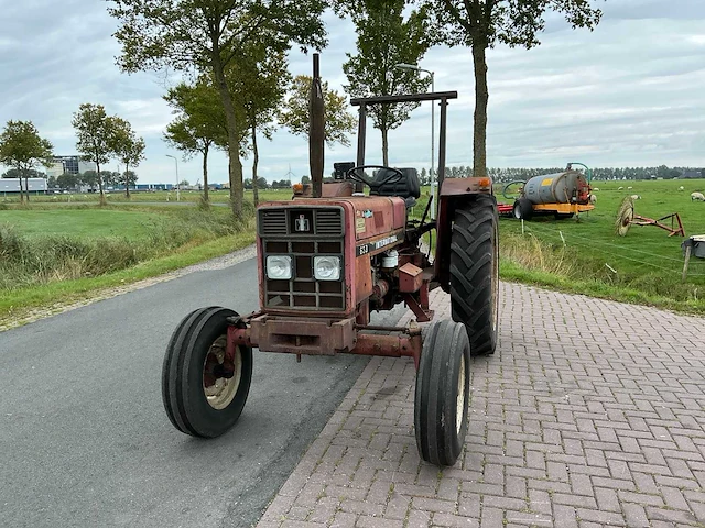 International 633 tweewielaangedreven landbouwtractor - afbeelding 12 van  19