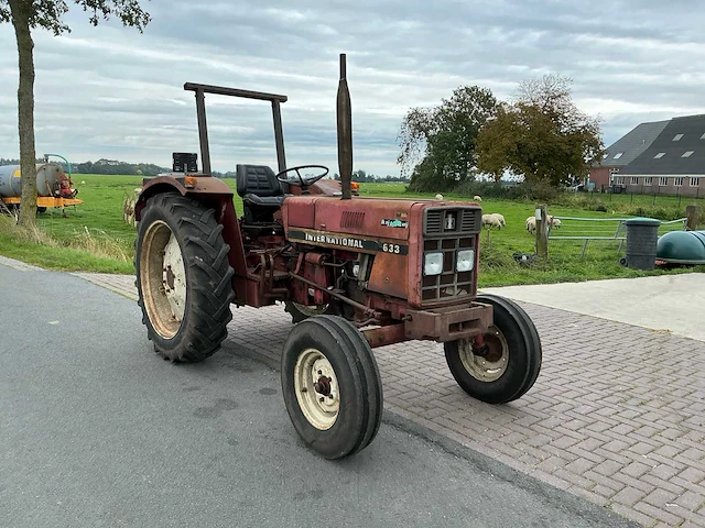 International 633 tweewielaangedreven landbouwtractor - afbeelding 13 van  19