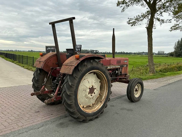 International 633 tweewielaangedreven landbouwtractor - afbeelding 15 van  19