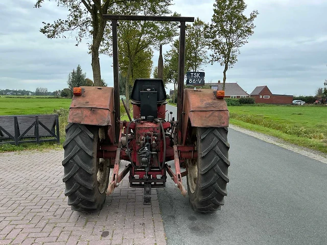 International 633 tweewielaangedreven landbouwtractor - afbeelding 17 van  19