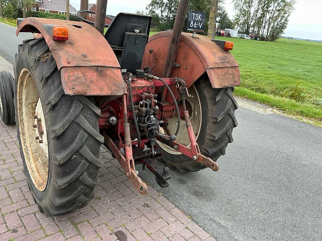 International 633 tweewielaangedreven landbouwtractor - afbeelding 18 van  19