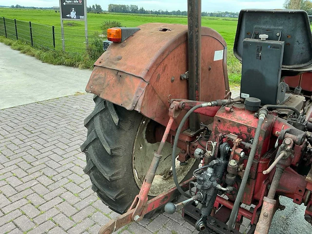 International 633 tweewielaangedreven landbouwtractor - afbeelding 19 van  19