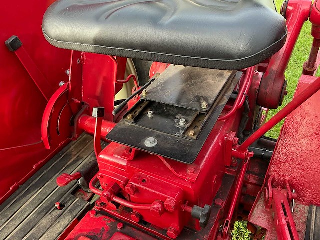 International 644 oldtimer tractor - afbeelding 22 van  54