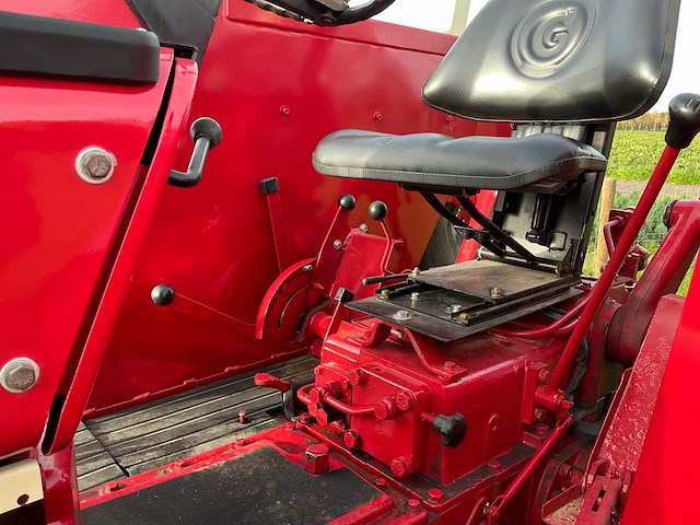 International 644 oldtimer tractor - afbeelding 33 van  54