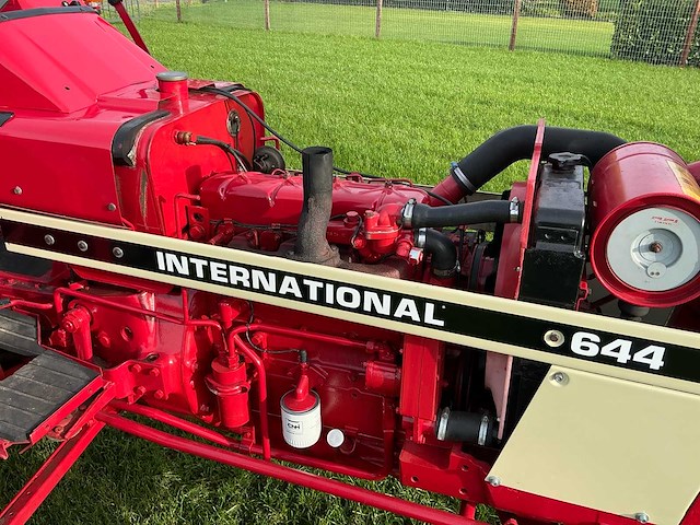International 644 oldtimer tractor - afbeelding 36 van  54