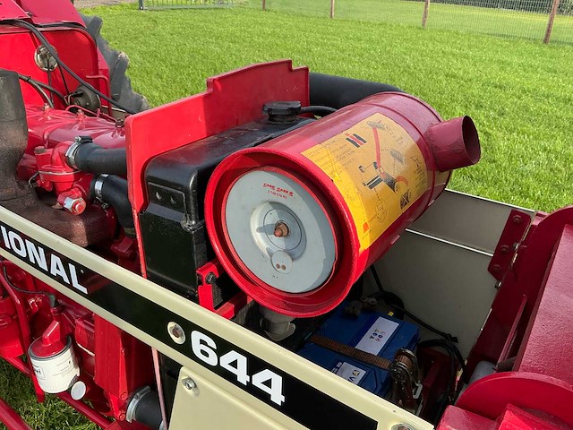 International 644 oldtimer tractor - afbeelding 37 van  54