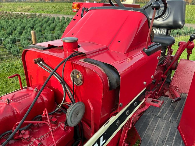 International 644 oldtimer tractor - afbeelding 41 van  54
