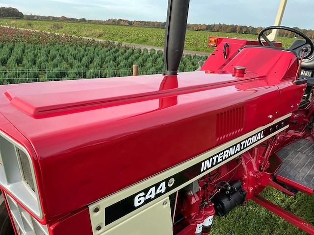 International 644 oldtimer tractor - afbeelding 43 van  54