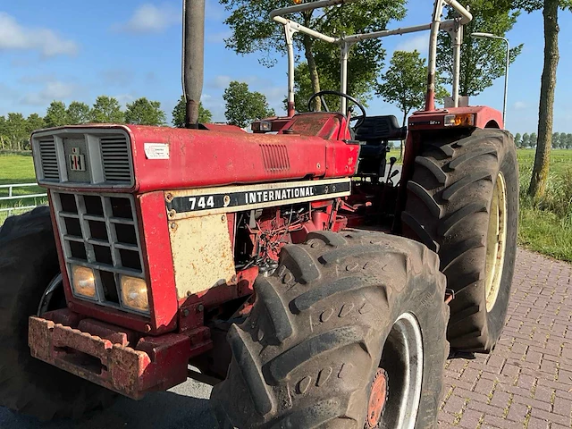 International 744 vierwielaangedreven landbouwtractor - afbeelding 2 van  34