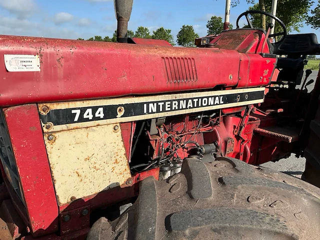 International 744 vierwielaangedreven landbouwtractor - afbeelding 3 van  34