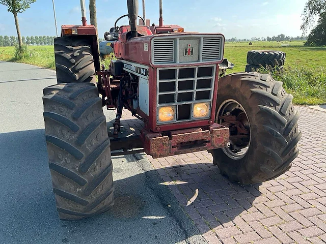 International 744 vierwielaangedreven landbouwtractor - afbeelding 4 van  34