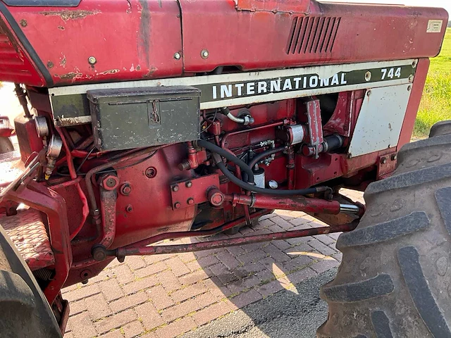 International 744 vierwielaangedreven landbouwtractor - afbeelding 5 van  34