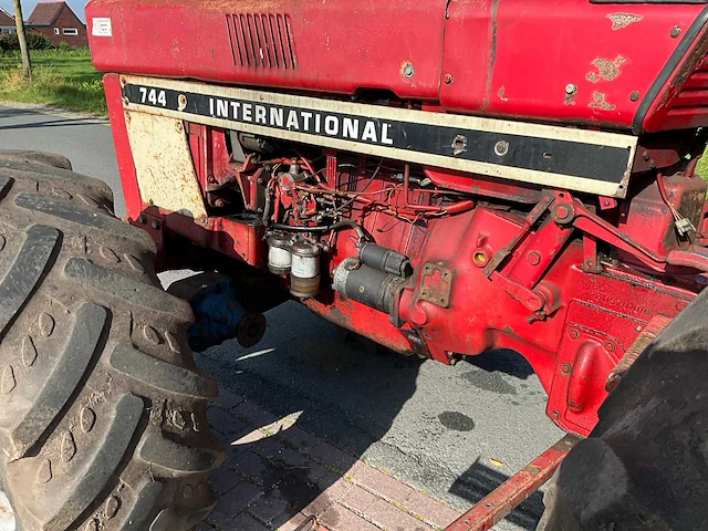 International 744 vierwielaangedreven landbouwtractor - afbeelding 6 van  34