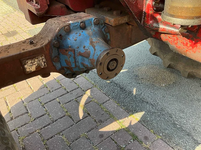 International 744 vierwielaangedreven landbouwtractor - afbeelding 7 van  34