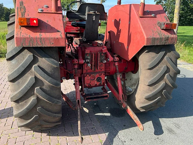 International 744 vierwielaangedreven landbouwtractor - afbeelding 8 van  34