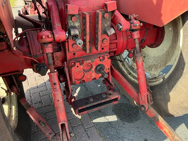 International 744 vierwielaangedreven landbouwtractor - afbeelding 9 van  34