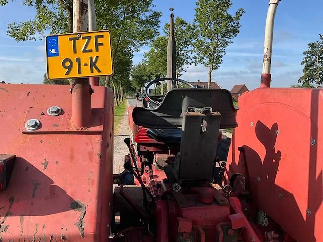 International 744 vierwielaangedreven landbouwtractor - afbeelding 10 van  34