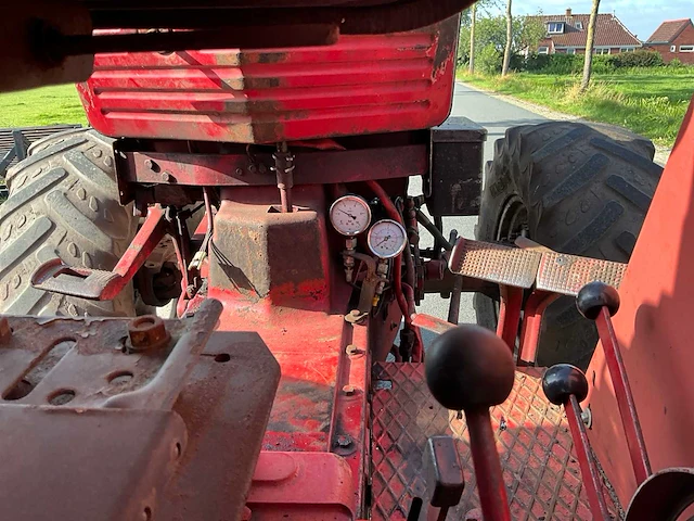 International 744 vierwielaangedreven landbouwtractor - afbeelding 14 van  34
