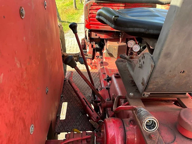 International 744 vierwielaangedreven landbouwtractor - afbeelding 15 van  34