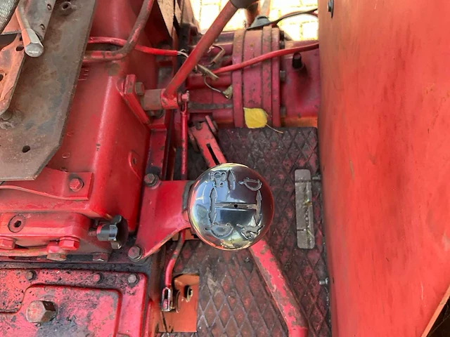 International 744 vierwielaangedreven landbouwtractor - afbeelding 20 van  34