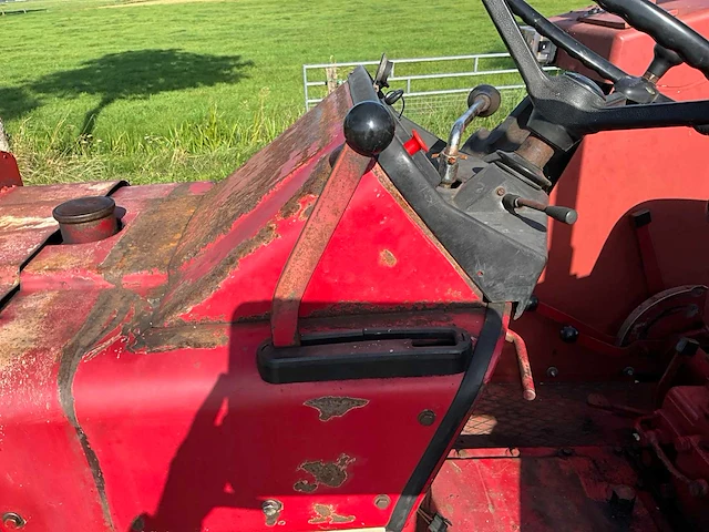 International 744 vierwielaangedreven landbouwtractor - afbeelding 22 van  34