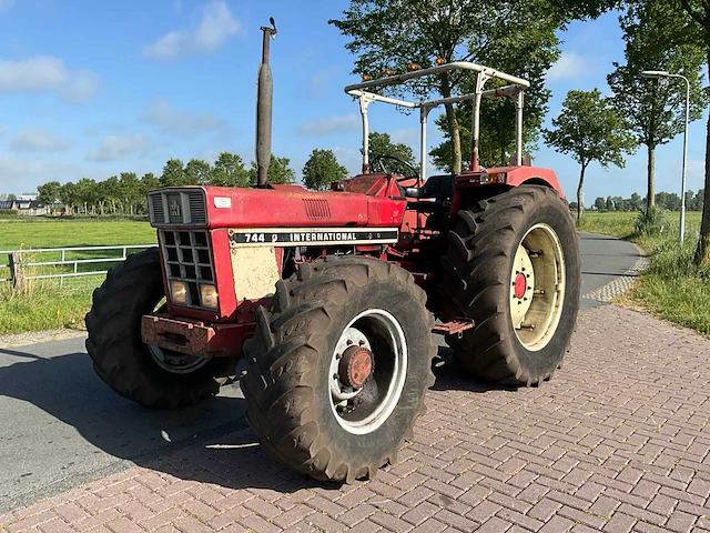 International 744 vierwielaangedreven landbouwtractor - afbeelding 12 van  34
