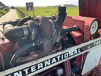 International 744 vierwielaangedreven landbouwtractor - afbeelding 24 van  34