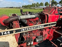 International 744 vierwielaangedreven landbouwtractor - afbeelding 25 van  34