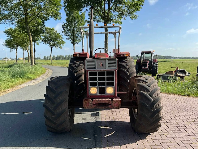 International 744 vierwielaangedreven landbouwtractor - afbeelding 23 van  34