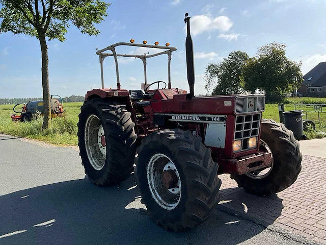 International 744 vierwielaangedreven landbouwtractor - afbeelding 29 van  34