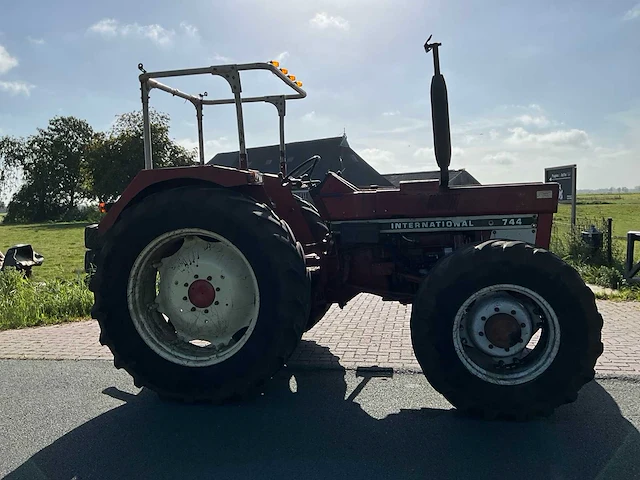 International 744 vierwielaangedreven landbouwtractor - afbeelding 30 van  34