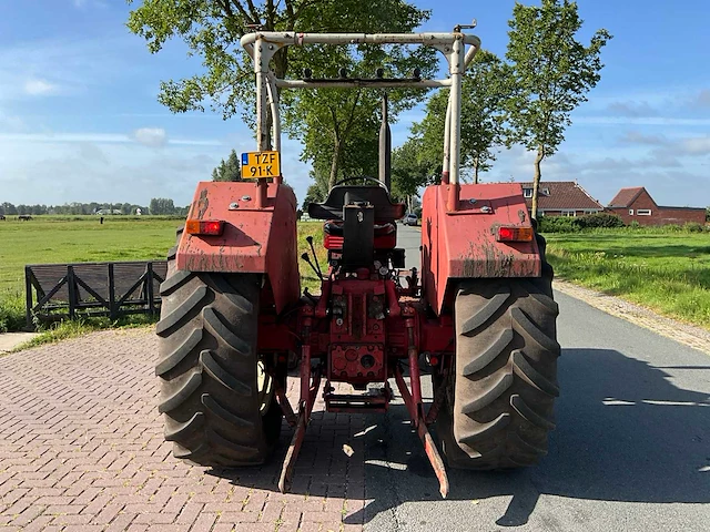 International 744 vierwielaangedreven landbouwtractor - afbeelding 32 van  34