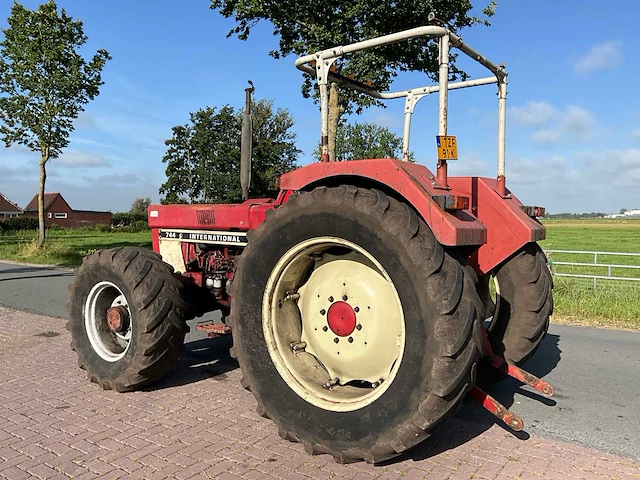 International 744 vierwielaangedreven landbouwtractor - afbeelding 33 van  34