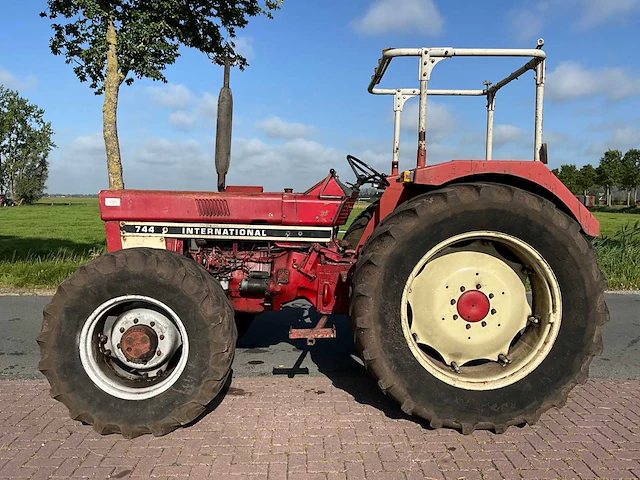 International 744 vierwielaangedreven landbouwtractor - afbeelding 34 van  34