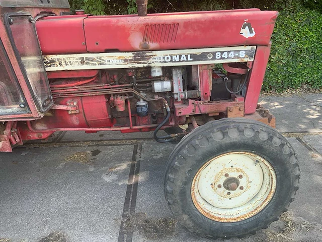 International 844-s tweewielaangedreven landbouwtractor - afbeelding 7 van  25