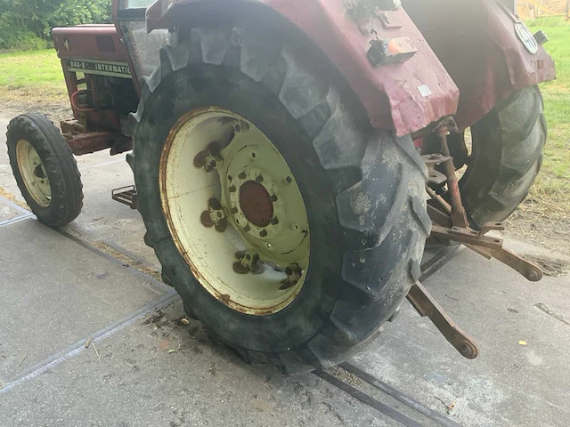 International 844-s tweewielaangedreven landbouwtractor - afbeelding 9 van  25