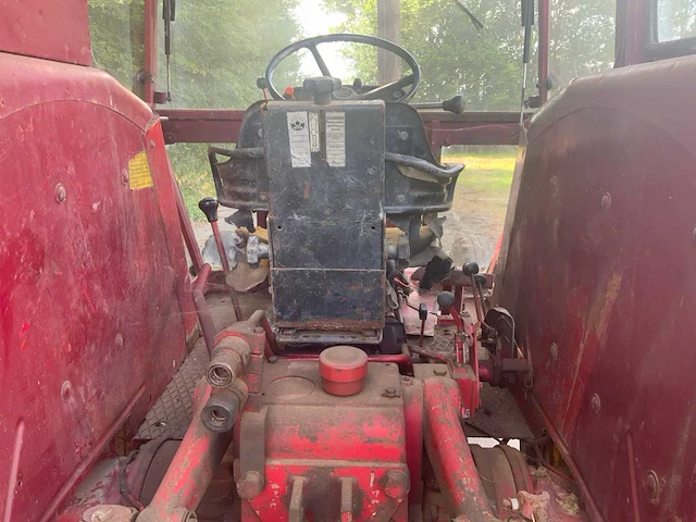 International 844-s tweewielaangedreven landbouwtractor - afbeelding 18 van  25