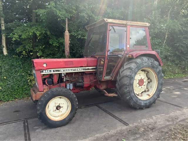 International 844-s tweewielaangedreven landbouwtractor - afbeelding 12 van  25