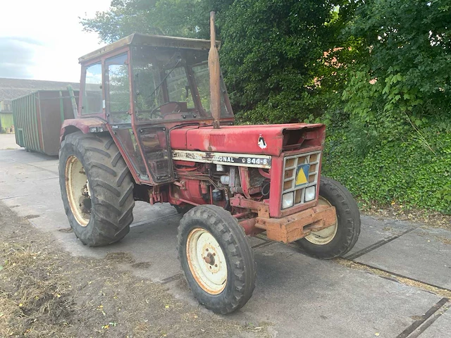 International 844-s tweewielaangedreven landbouwtractor - afbeelding 21 van  25