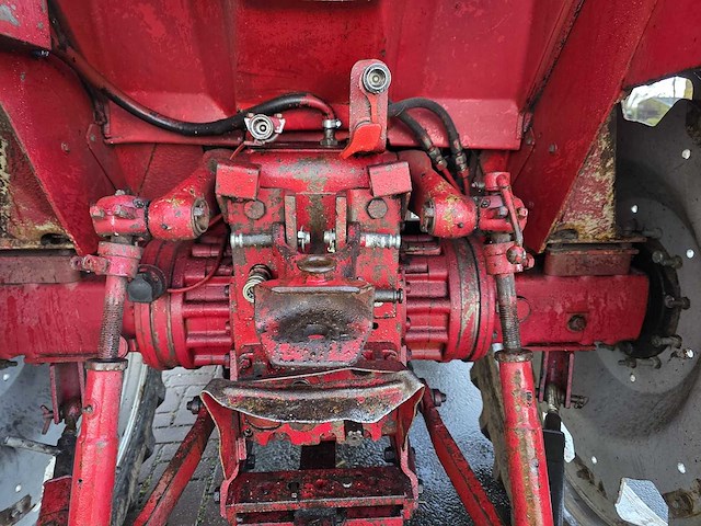 International 844-s vierwielaangedreven landbouwtractor - afbeelding 8 van  28